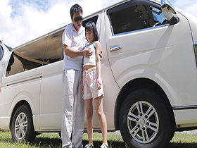 息子の同級生のちびっこと恥ずかし露出温泉旅行「可愛い顔して乳頭が長くて卑猥だねえ」と執拗なまでの乳首弄りの刑。もちろんお互いの親御さんには内緒です。 サンプル動画サムネイル